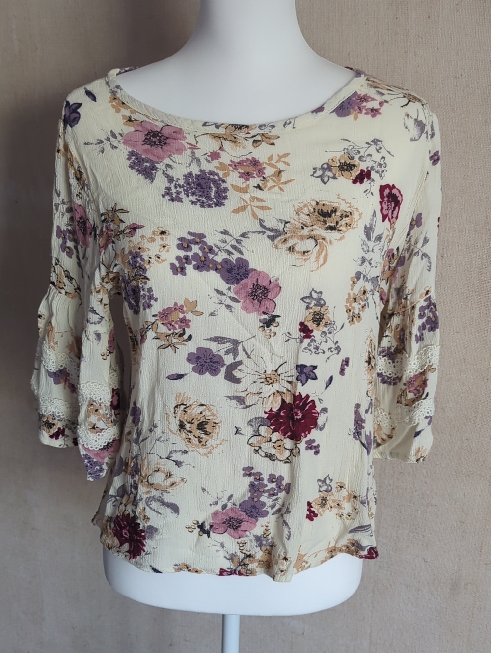 Eyeshadow Cream Floral Ruffle Sleeve with lace detail Blouse in cream